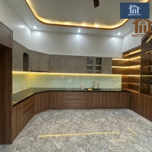 thiet-ke-phong-bep-tu-nhien-kieu-go